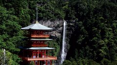 Budizem in šintoizem se na Japonskem prepletata. Spojitev obeh religij doživi vrhunec v Nachiju, kjer je budistični tempelj v neposredni bližini šintoističnega svetišča.