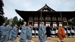 Verski festival na vrhu gore Koja, kamor je na začetku 9. stoletja menih Kobo Daishi s Kitajske pripeljal ezoterični budizem.