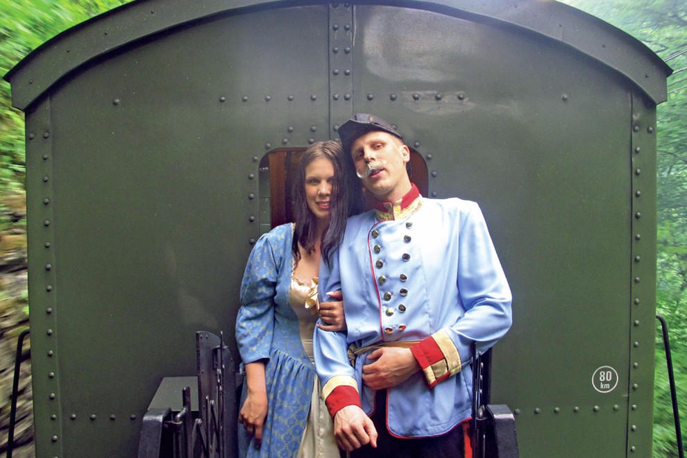 FRANC FERDINAND
Potnikom je na vlaku na voljo za pogovor sam Franc Ferdinand, ki mu dela družbo blejska gospodična.