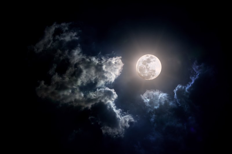 Luna na dan 27. 1. 2015 (foto: Shutterstock)