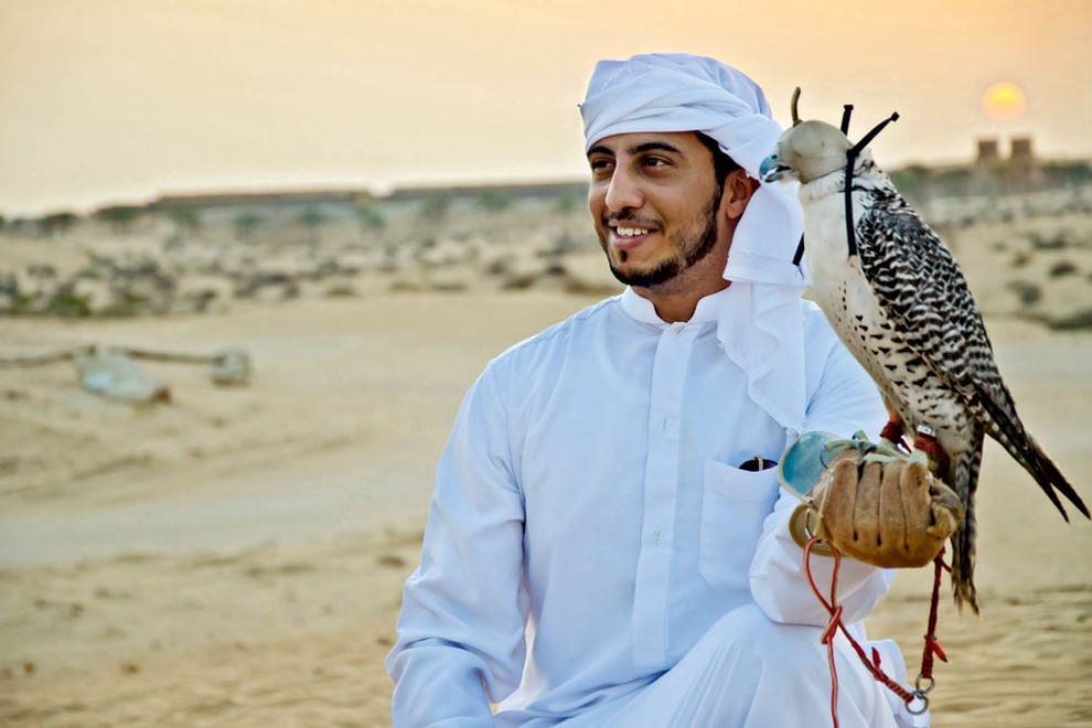Domačini iz puščavske oaze ne poskrbijo le za pogostitev gostov, temveč jih tudi zabavajo, na primer z dresiranim orlom.