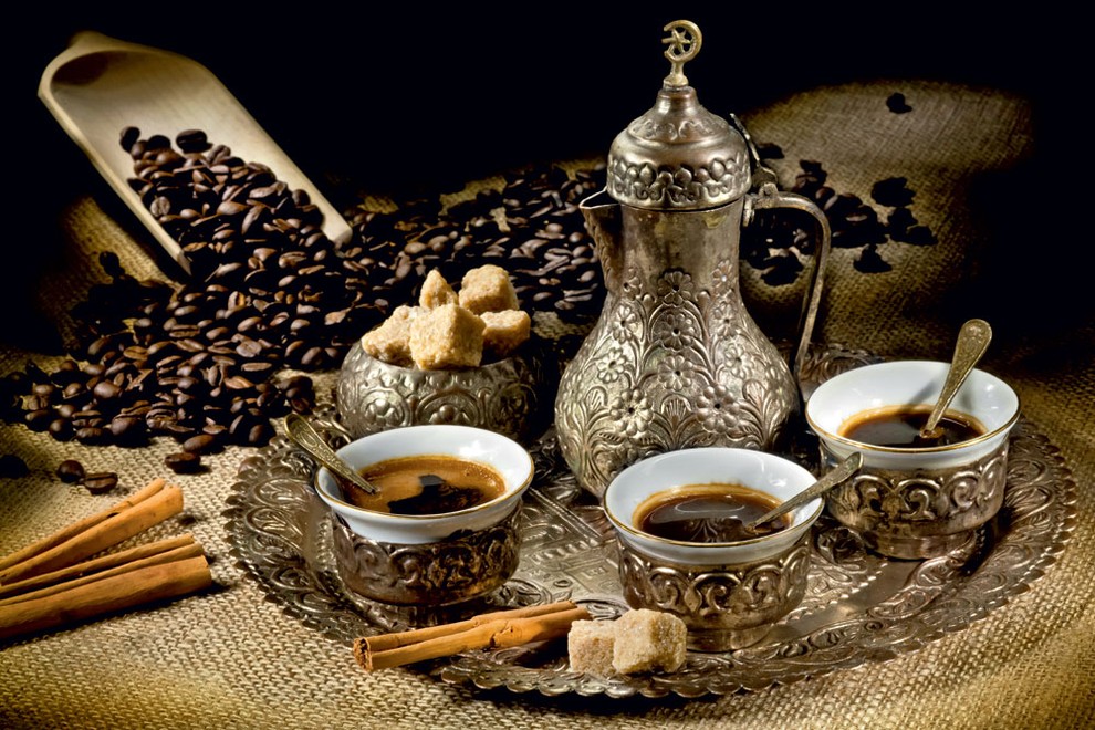 Čeprav kava izvira iz arabskega sveta, Arabci večinoma pijejo čaj. 