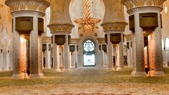 Ročno tkana preproga v mošeji prekriva 5.000 kvadratnih metrov.