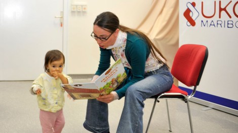 S podarjenimi knjigami razveseljujemo male bolnike