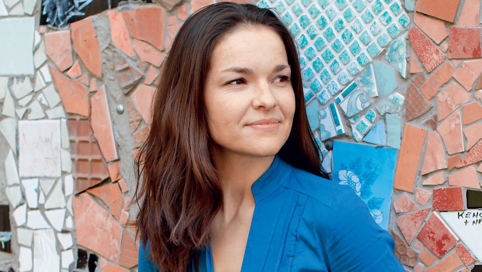 Carmen L. Oven: Sprehajalka gospodovega psa  (foto: Goran Antley, Carmen L. Oven)