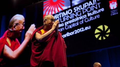 Dalajlama v Mariboru: Kako vzpostaviti duševni mir?