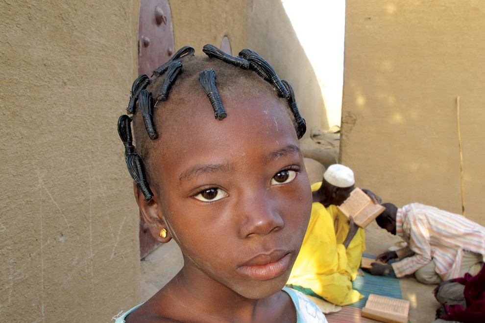 Dekleta v mestu Djenne poskušajo različno krotiti in krasiti svoje lase