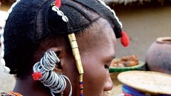Vsaka pripadnica plemena Bedik v laseh nosi nakit, narejen iz školjk, in na desetine uhanov