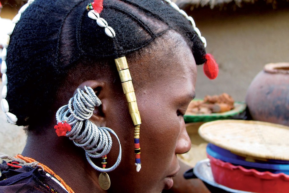 Vsaka pripadnica plemena Bedik v laseh nosi nakit, narejen iz školjk, in na desetine uhanov