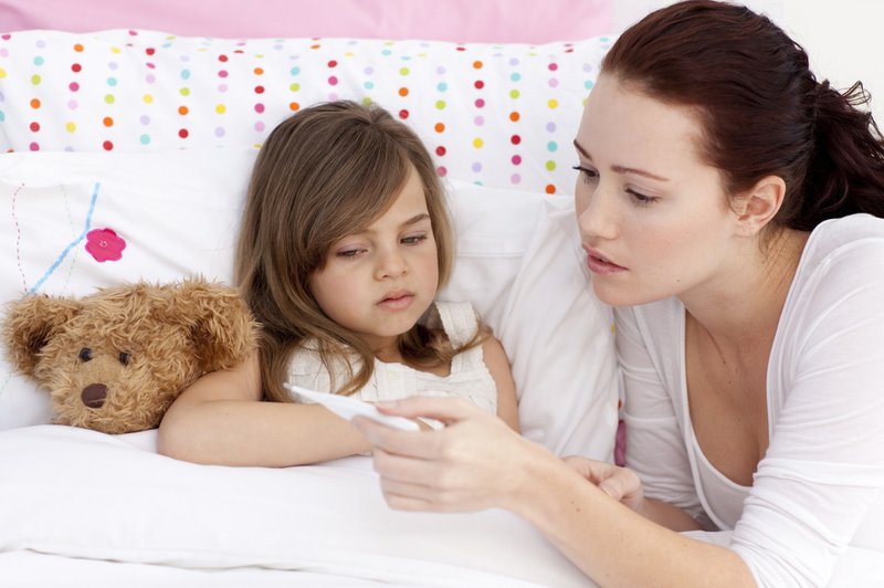 Kako pomagati otroku, ko ima povišano telesno temperaturo (foto: Shutterstock)