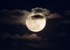 Kaj se v resnici dogaja v naši psihi ob polni luni?