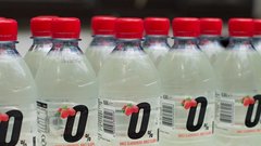 Voda z okusom je lahko tudi brez sladkorja