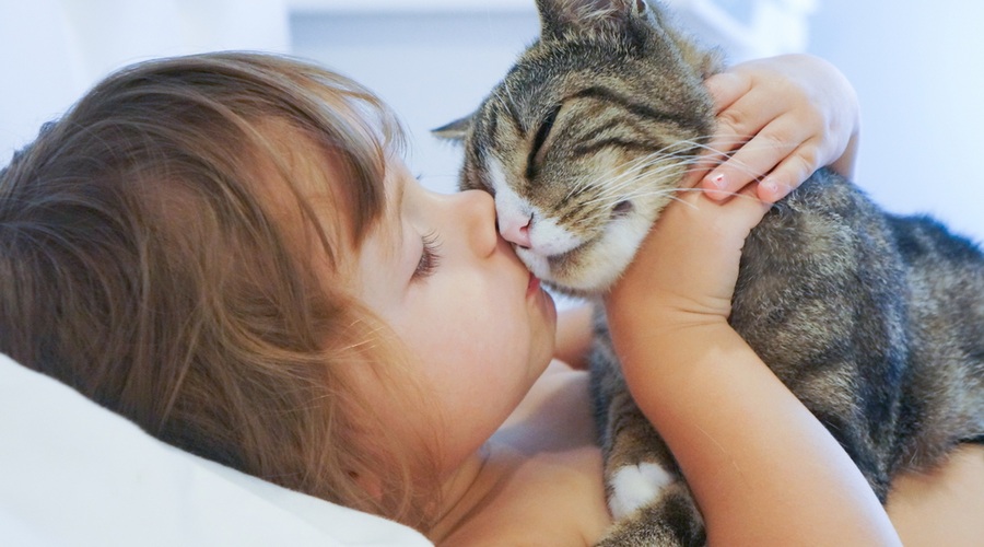 Več kot 250 otrok iz socialno šibkih družin še čaka svojega botra (foto: Shutterstock)
