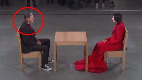 V minuti tišine je iz oči v oči sedela z mnogimi, potem pa se je pojavil ta moški!