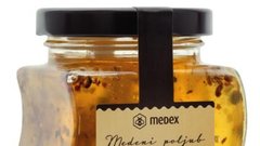 <h3>Gurmanski užitki</h3>
<p>Svojim brbončicam ponudite nekaj novega – Medexovo nenavadno kombinacijo akacijevega medu in črnih tartufov. Mešanico poskusite v duetu s sirom, škampi, z radičem ali svežim sadjem.</p>
