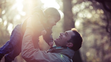 Razpetost očetov med družino in službo