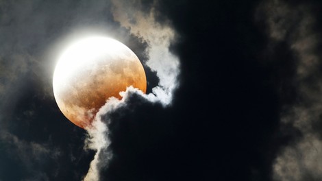 Kaj nam prinaša lunin mrk, polna luna in komet (11. februar)
