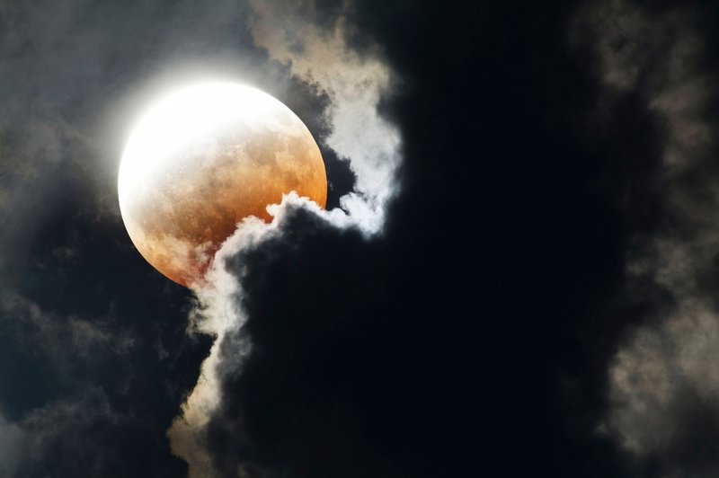 Kaj nam prinaša lunin mrk, polna luna in komet (11. februar) (foto: profimedia)