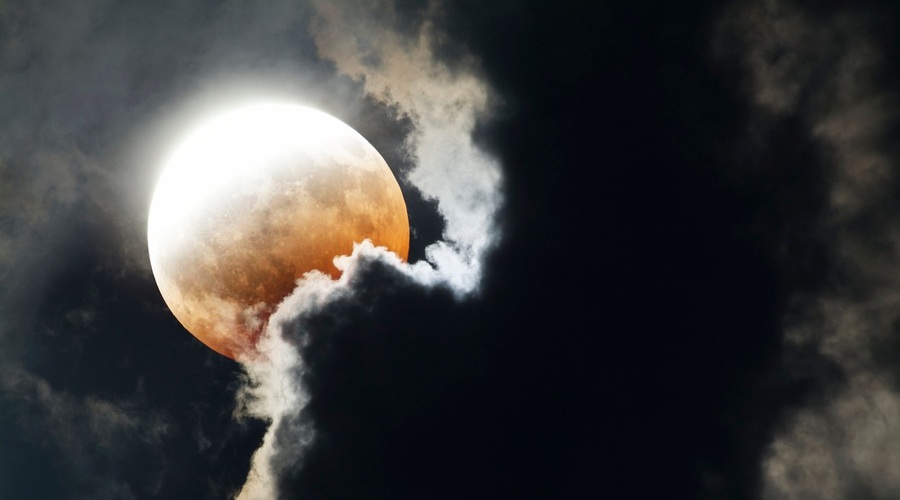 Kaj nam prinaša lunin mrk, polna luna in komet (11. februar) (foto: profimedia)