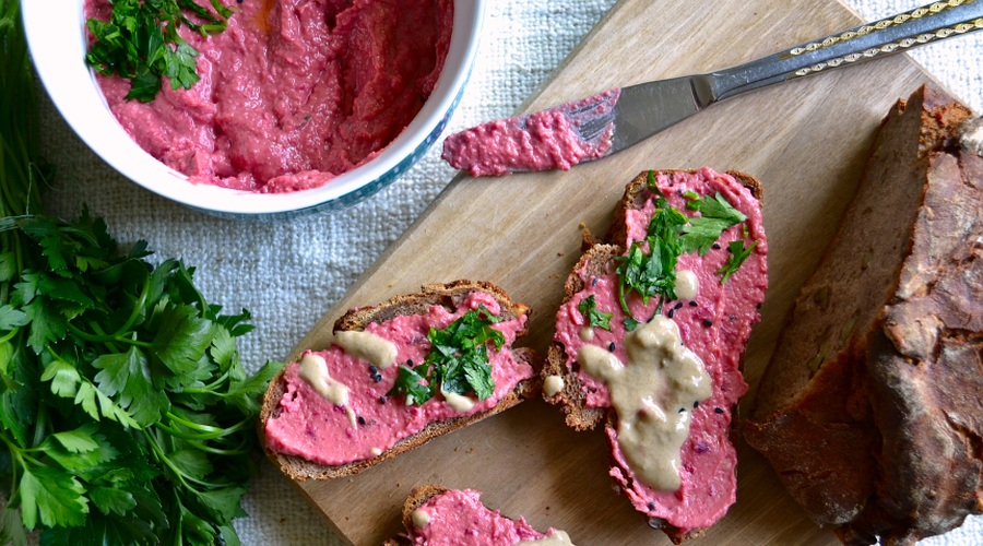 Recept: Humus z rdečo peso (foto: sabina turk)