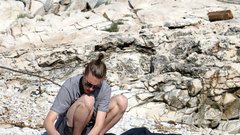 
                                                         Foto in video: kako smo na velikonočni ponedeljek plažo na otočku pred Hvarom očistili plastike