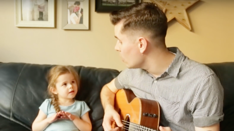 Video: Prisrčen duet očeta in hčerke