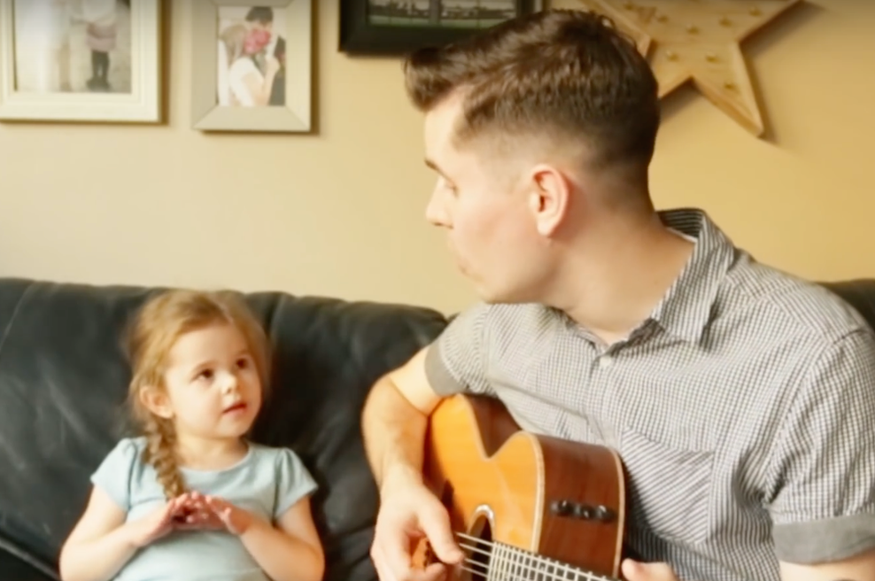 Video: Prisrčen duet očeta in hčerke (foto: YouTube)