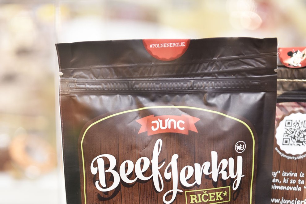Junc Beef Jerky je prvi slovenski bio energetski mesni prigrizek iz sušene govedine z začimbami. Pripravljen je iz najboljše eko govedine (govedina proste reje).