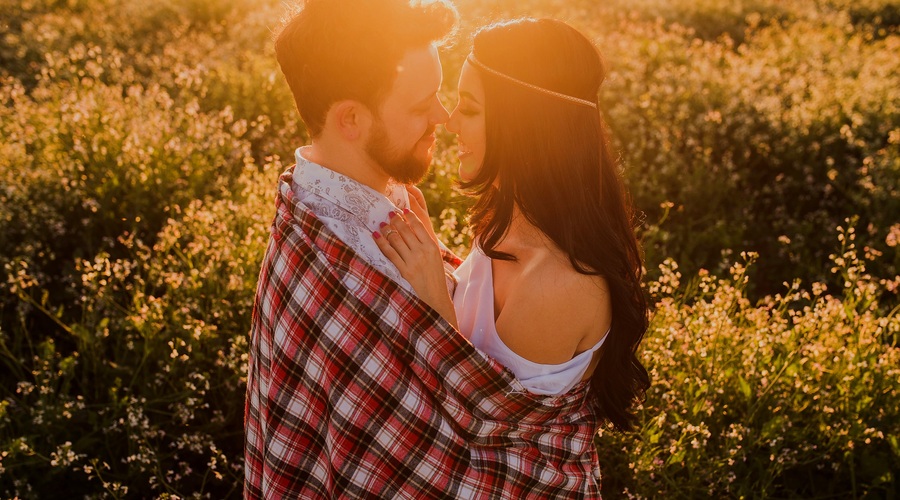 Ko nas nekdo privlači, pa ne vemo, zakaj? (foto: Unsplash.com)