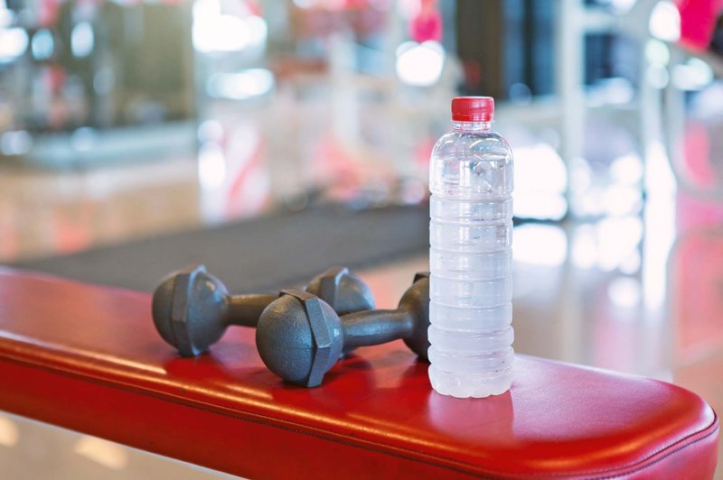 Pitje vode ima vrsto pozitivnih učinkov (razstrupljanje s H2O) (foto: Shutterstock)