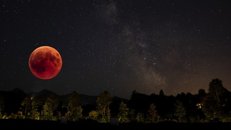 Prihaja super krvavi lunin mrk