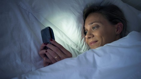 Znanstveno dokazano: uporaba Facebooka škoduje spancu