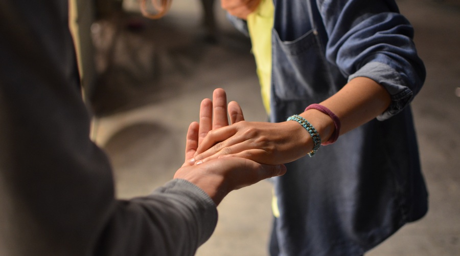 Ni sramotno sprejeti pomoč (foto: Unsplash.com)