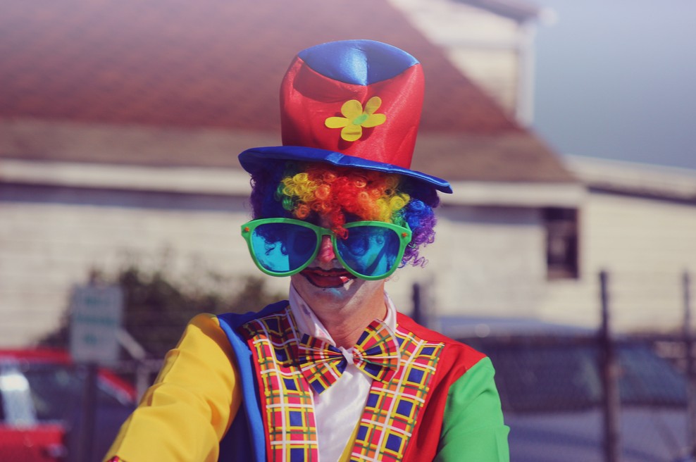 Sodobni klovni in zlagana bližina (foto: Unsplash.com)
