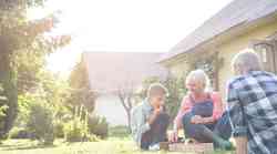 Zakaj je dobro krepiti odnose z babicami in dedki