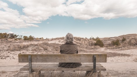 Če ste osamljeni, se usedite na klopco!