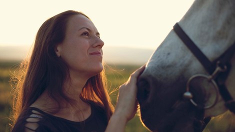 Terapija s konji: "Ganljivo je, kako močna čustva lahko privrejo na površje ob konju"