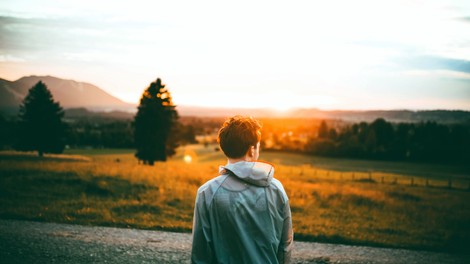 Kjer je ponos, navezanost, obsojanje, tam je tudi trpljenje