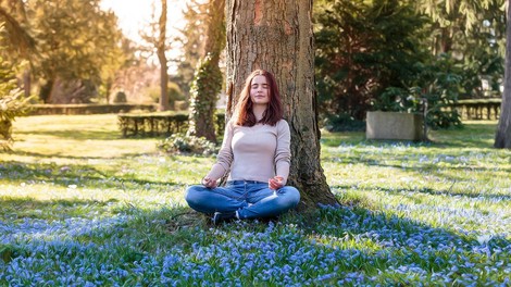 Samopomoč v času samoizolacije: dihalna vaja za dvig vibracije