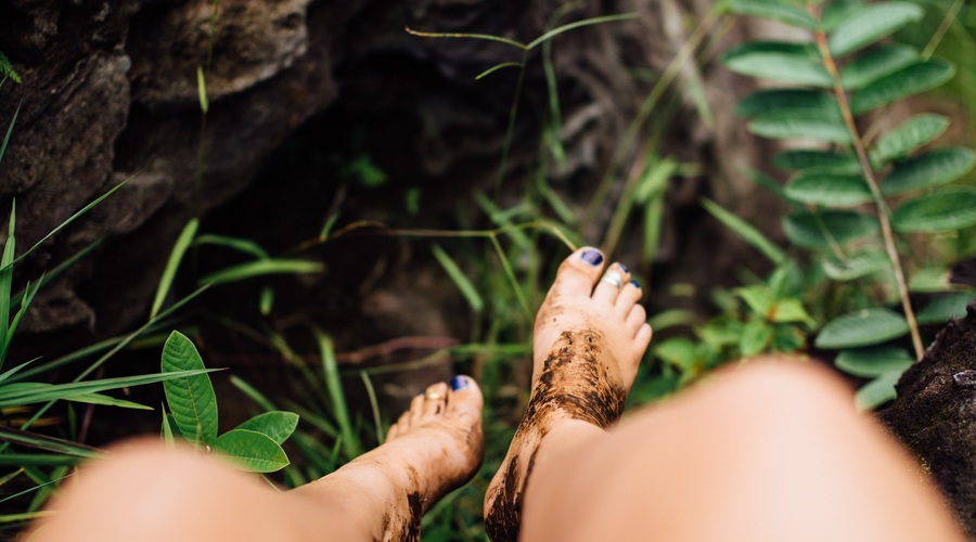 Zemlja pod nami živi in toplo diha, a kdo jo še čuti pod asfaltom? (foto: Unsplash.com)