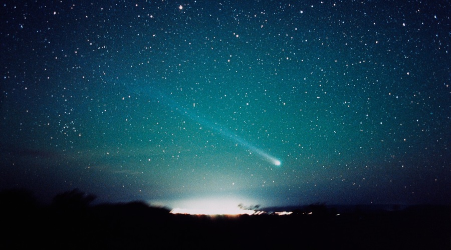 Komet Neowise, ki ga lahko opazujete na nočnem nebu, prinaša novo modrost! (foto: profimedia)