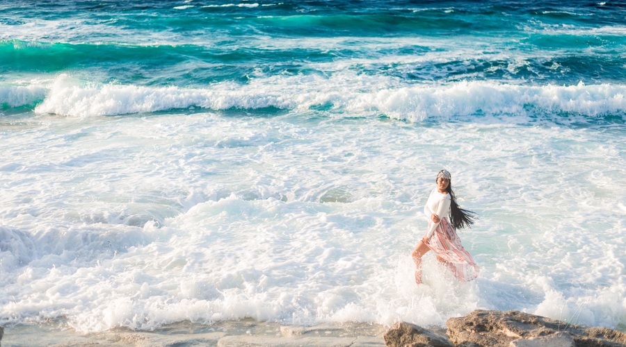 Ženska je naravno ciklično bitje, ni stabilna, je vihrava in valovita (foto: Unsplash.com)