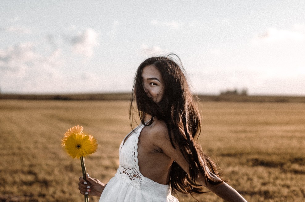 Divja ženska prekipeva od čustev (foto: pexels)