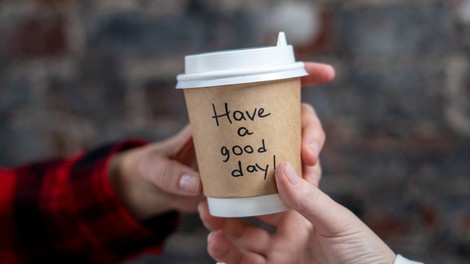 Inštruktor joge gre danes na kavo. Zakaj? Ker je tudi to joga...