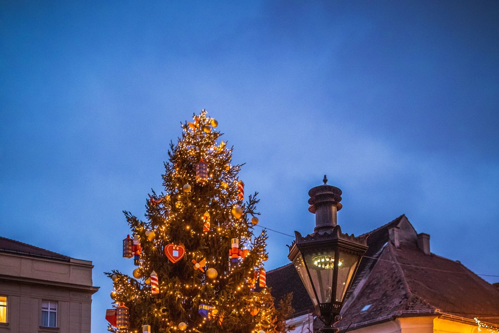 To je prestolnica, ki vas bo osvojila s svojo zimsko čarovnijo