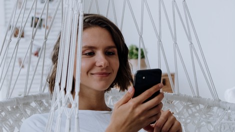 Kdo nas testira? Vesolje? ... Ustavljen svet in samsko življenje