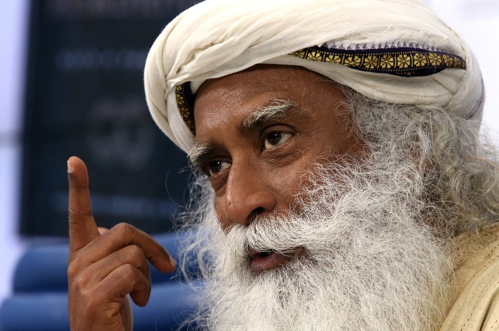 Zakaj Sadhguru odsvetuje nošenje ČRNE barve oblačil? (foto: profimedia)