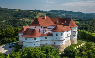 Gradovi, toplice, vino in prazgodovinska najdišča: od Zagreba do zelenega Zagorja