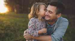 Nasveti za vse očete, ki imajo hčerke: Naučite jo, da je vredna spoštljivega partnerja
