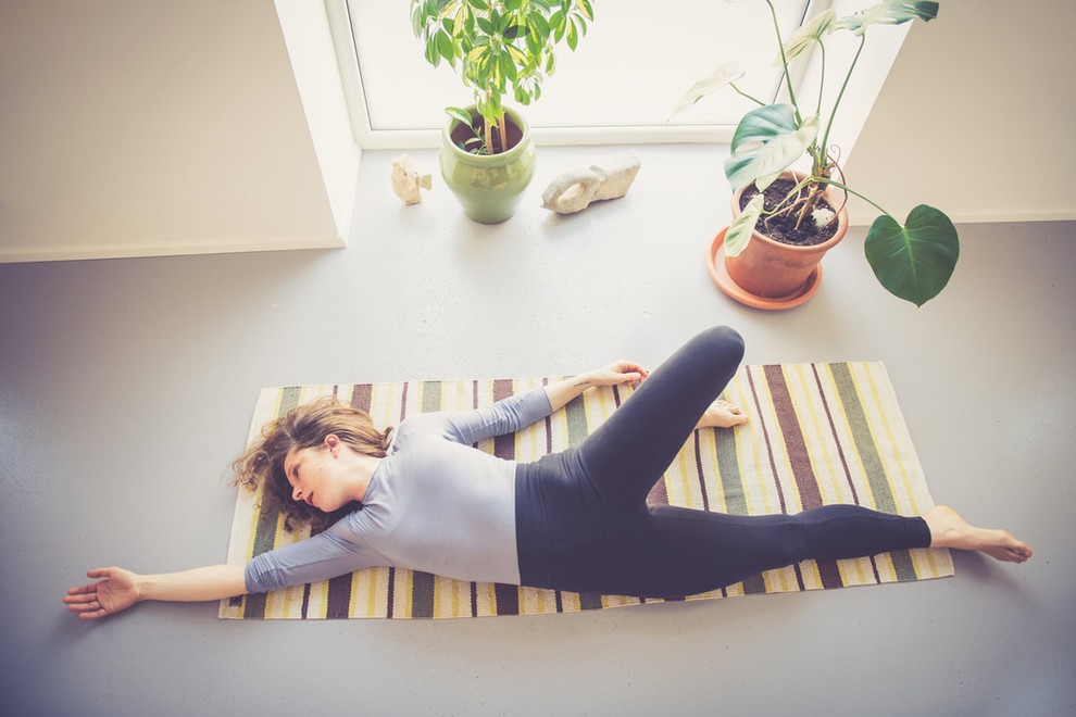 Ozaveščanje skozi gib po metodi Feldenkrais z Matejo Kodermac